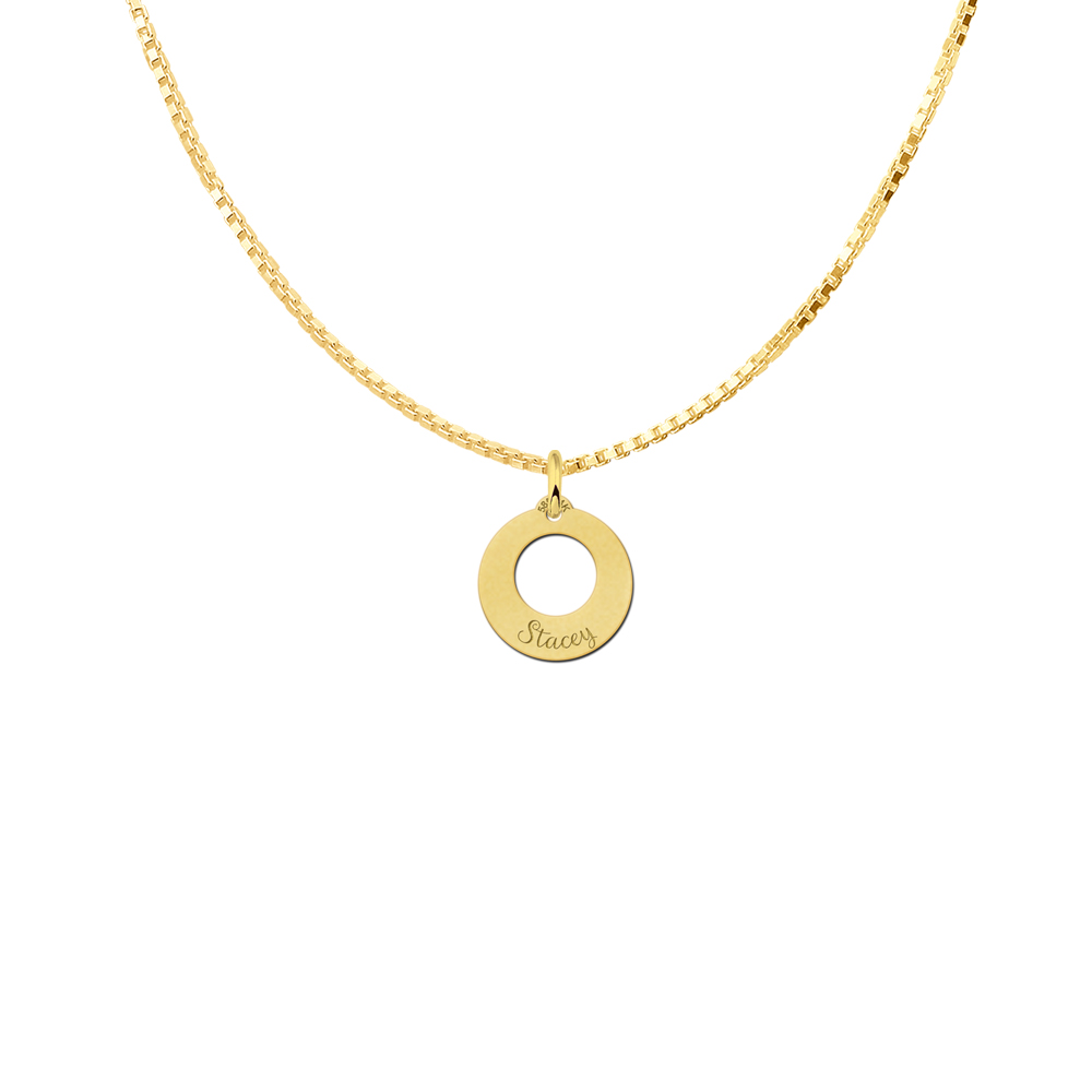 Pequeño colgante dorado con el nombre