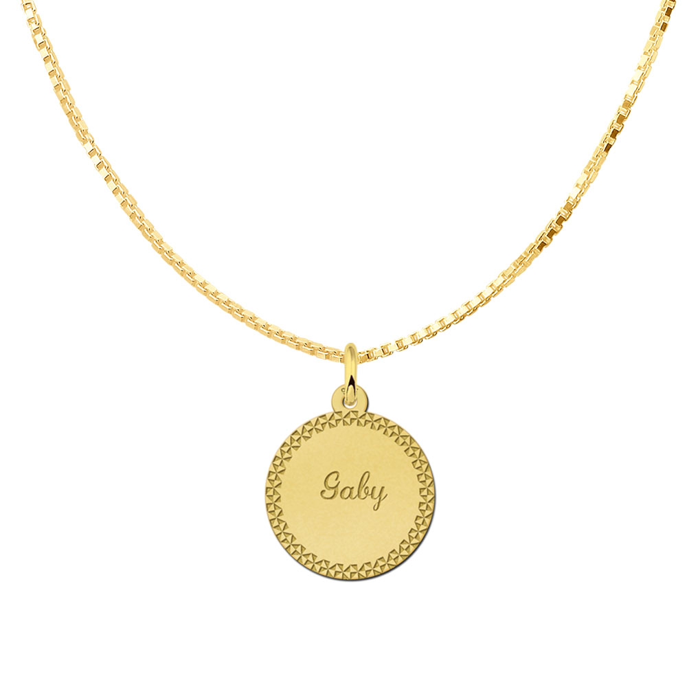 Colgante redondo chapado en oro con borde decorativo y nombre