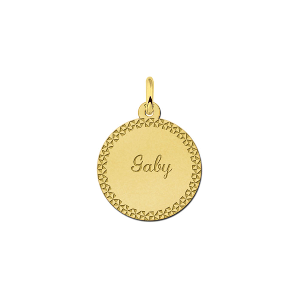 Colgante redondo chapado en oro con borde decorativo y nombre