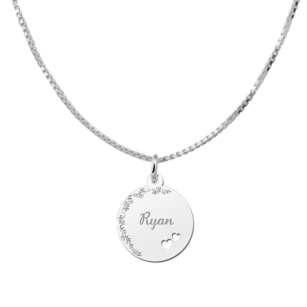 Colgante de plata con borde floral y dos corazones