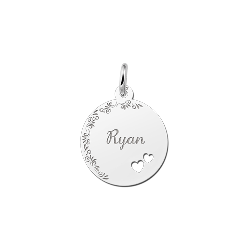Colgante de plata con borde floral y dos corazones