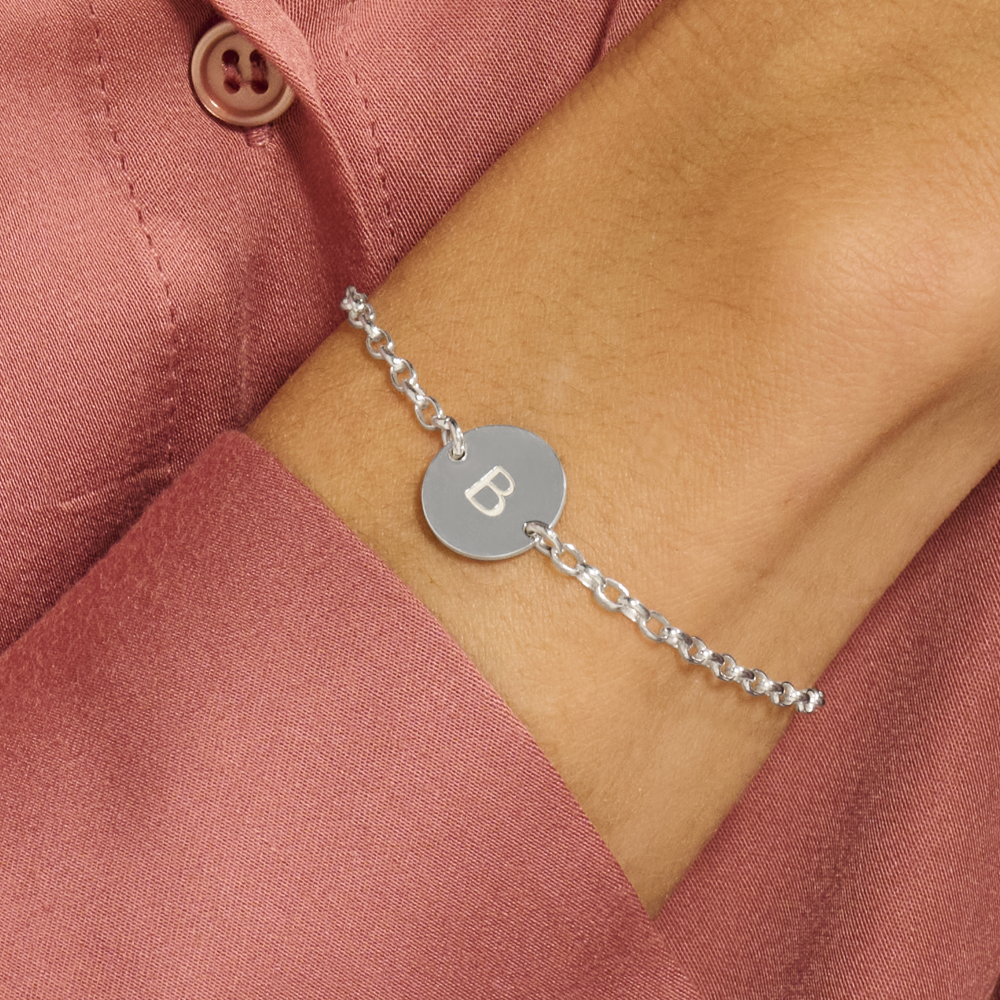Pulsera de plata con letra redonda