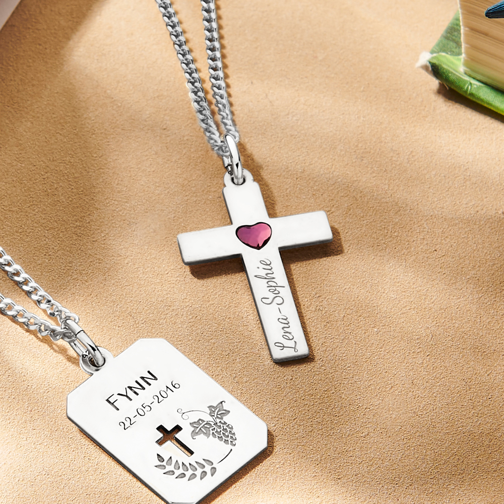 Colgante de cruz de plata con circonita en forma de corazón y nombre grabado Colgante de cruz de plata con circonita en forma de corazón y nombre grabado