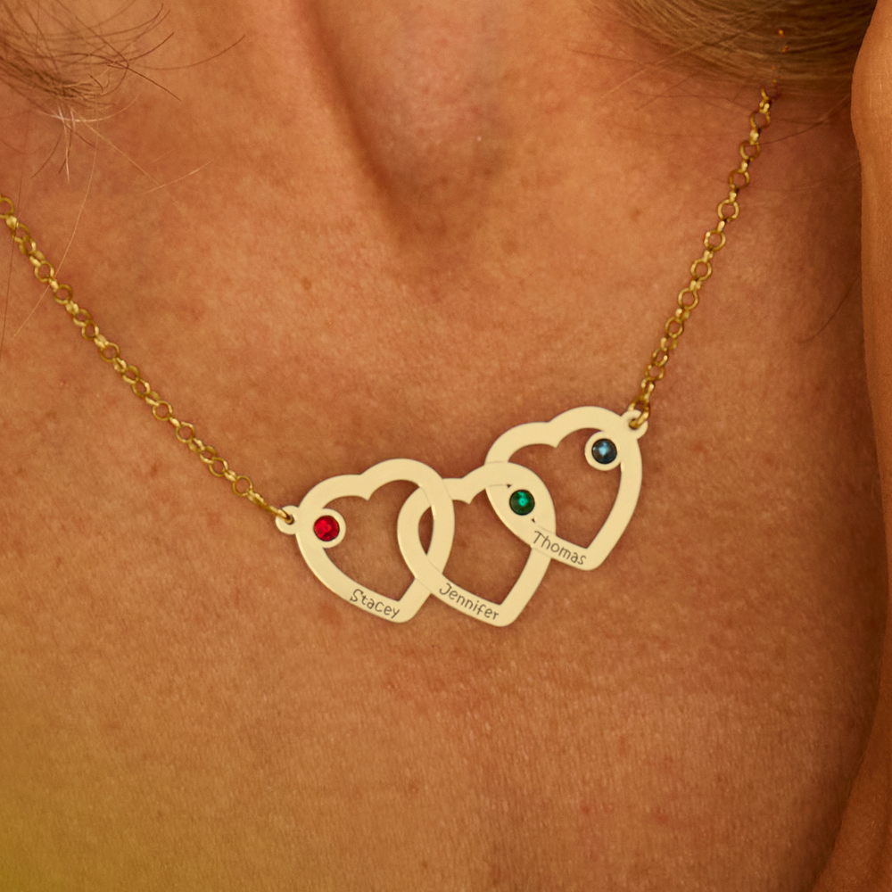 Collar de oro con piedra natal y tres corazones