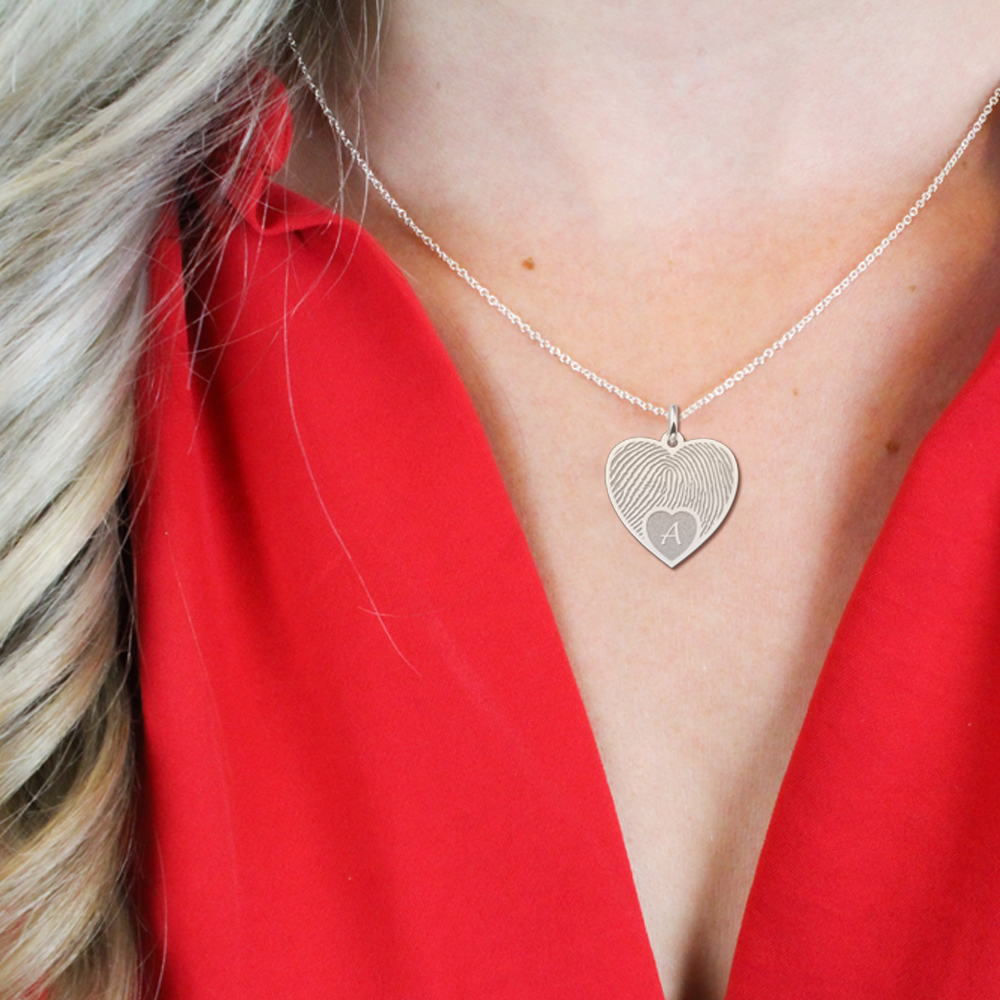 Colgante de corazón de plata con huella dactilar e inicial