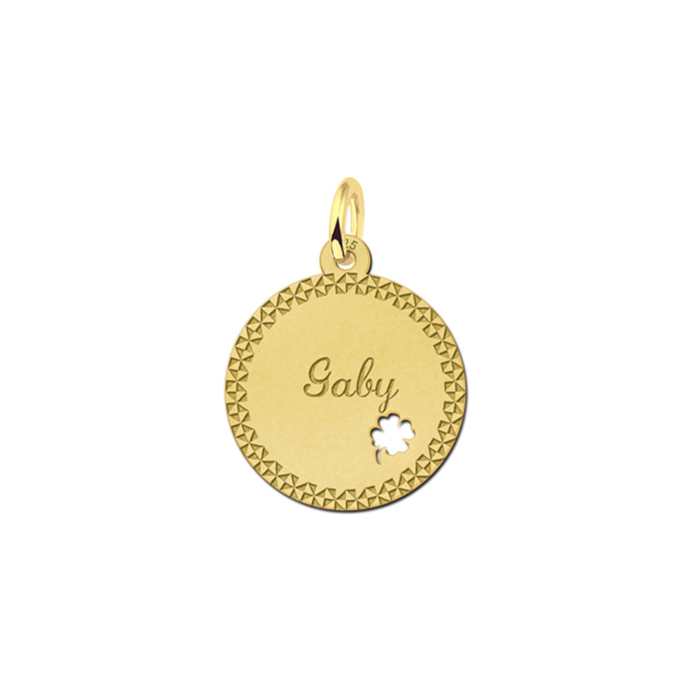 Colgante chapado en oro con borde decorativo y trébol de cuatro hojas