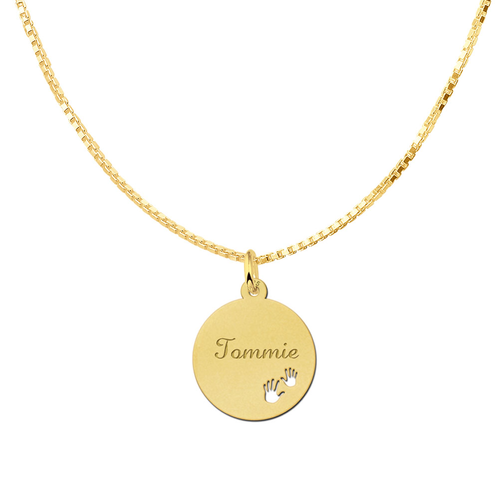 Colgante chapado en oro con nombre y manitas de niño