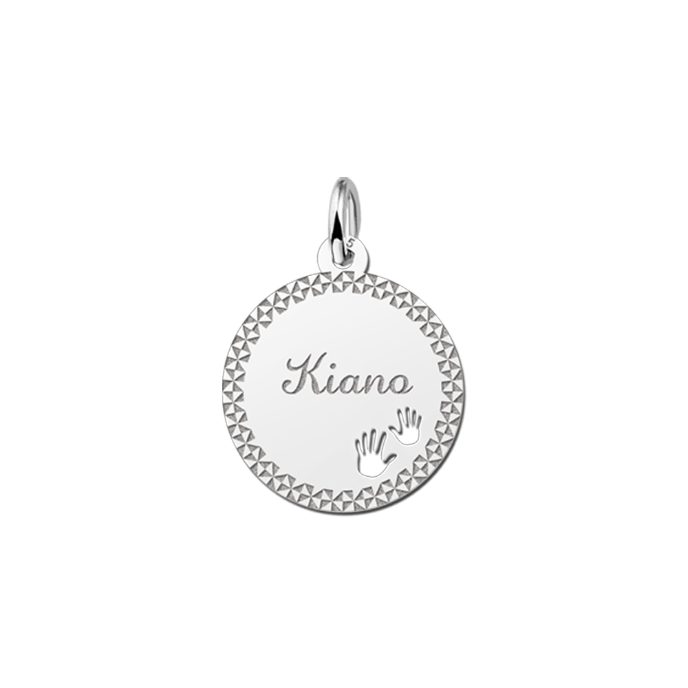 Colgante de plata con borde decorativo y manos de bebé