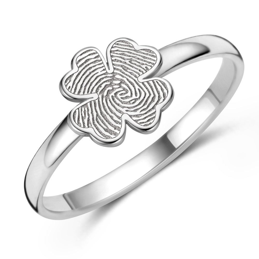 Anillo de plata con trébol y huella dactilar