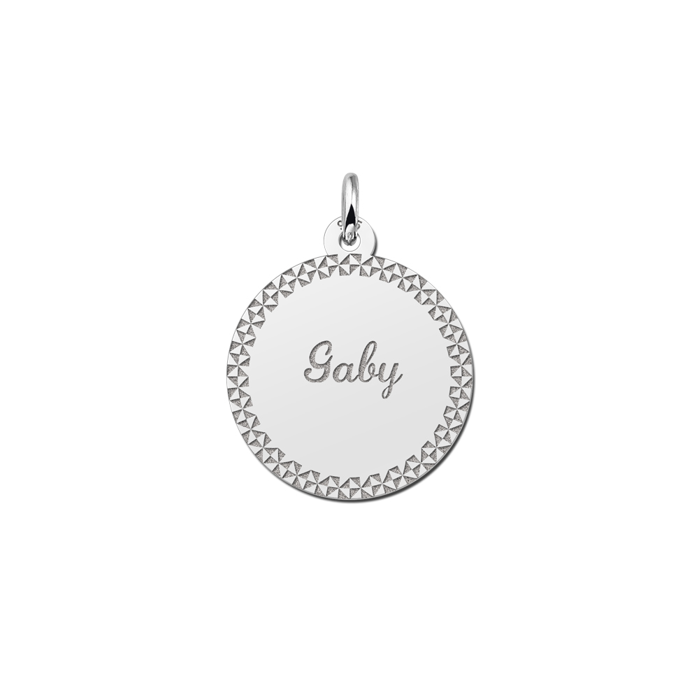 Colgante redondo de plata con borde decorativo y nombre