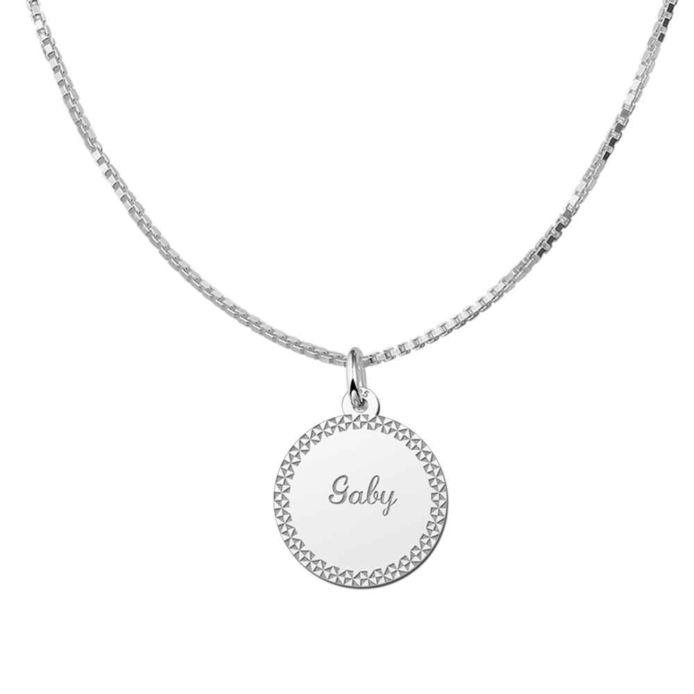 Colgante redondo de plata con borde decorativo y nombre