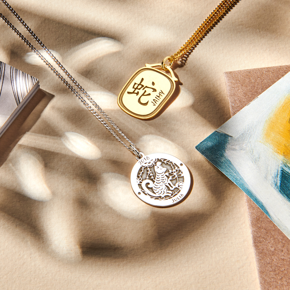 Colgante Redondo de Plata Signo del Zodiaco Chino Perro con Grabado
