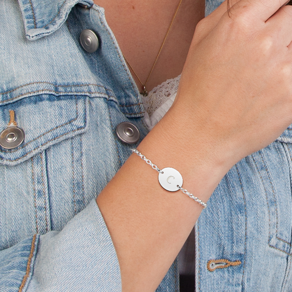 Pulsera de plata con letra ovalada