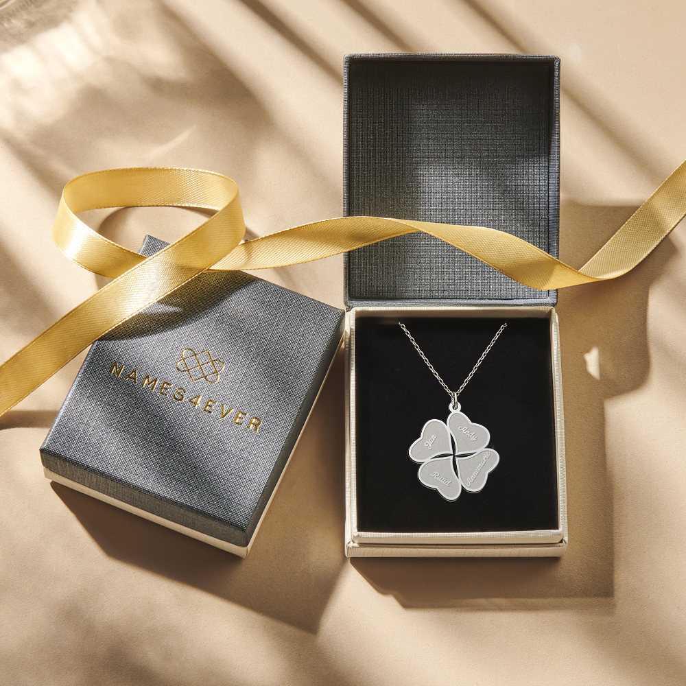 Colgante trébol de cuatro hojas de plata con cuatro nombres Colgante trébol de cuatro hojas de plata con cuatro nombres