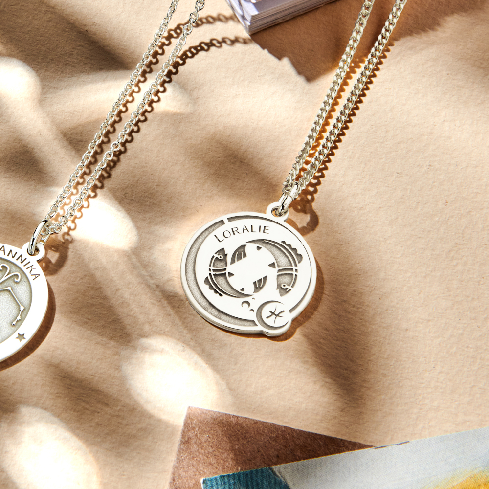 Colgante Redondo de Plata Signo del Zodiaco Piscis con Grabado de Nombre