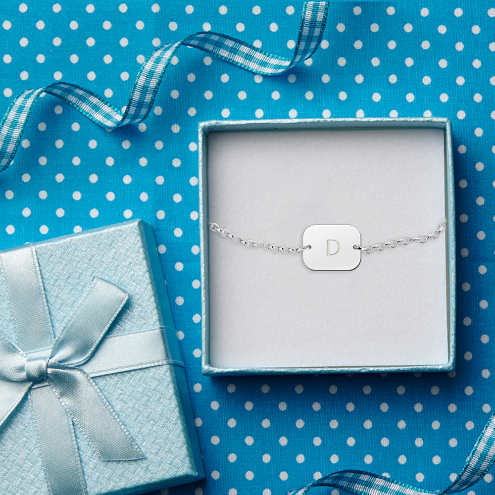Pulsera de plata con letra rectangular