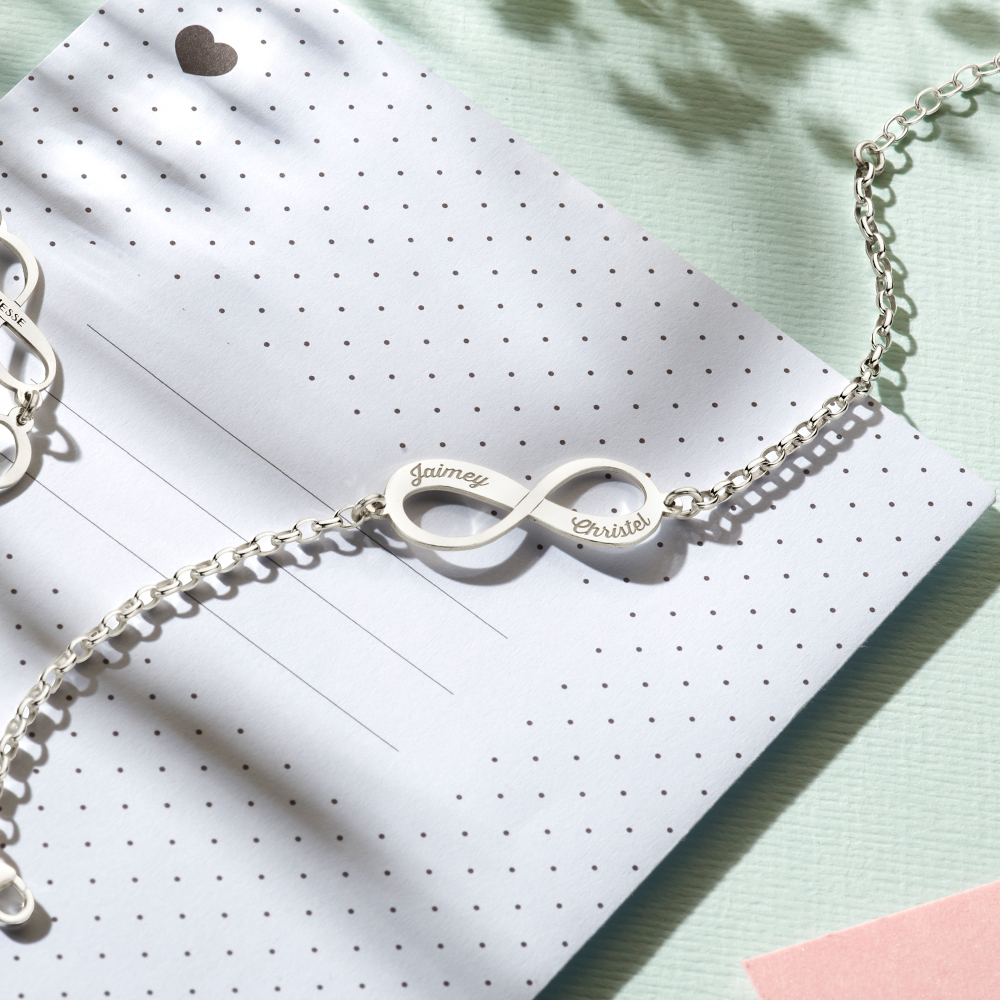 Pulsera infinito de plata con dos nombres