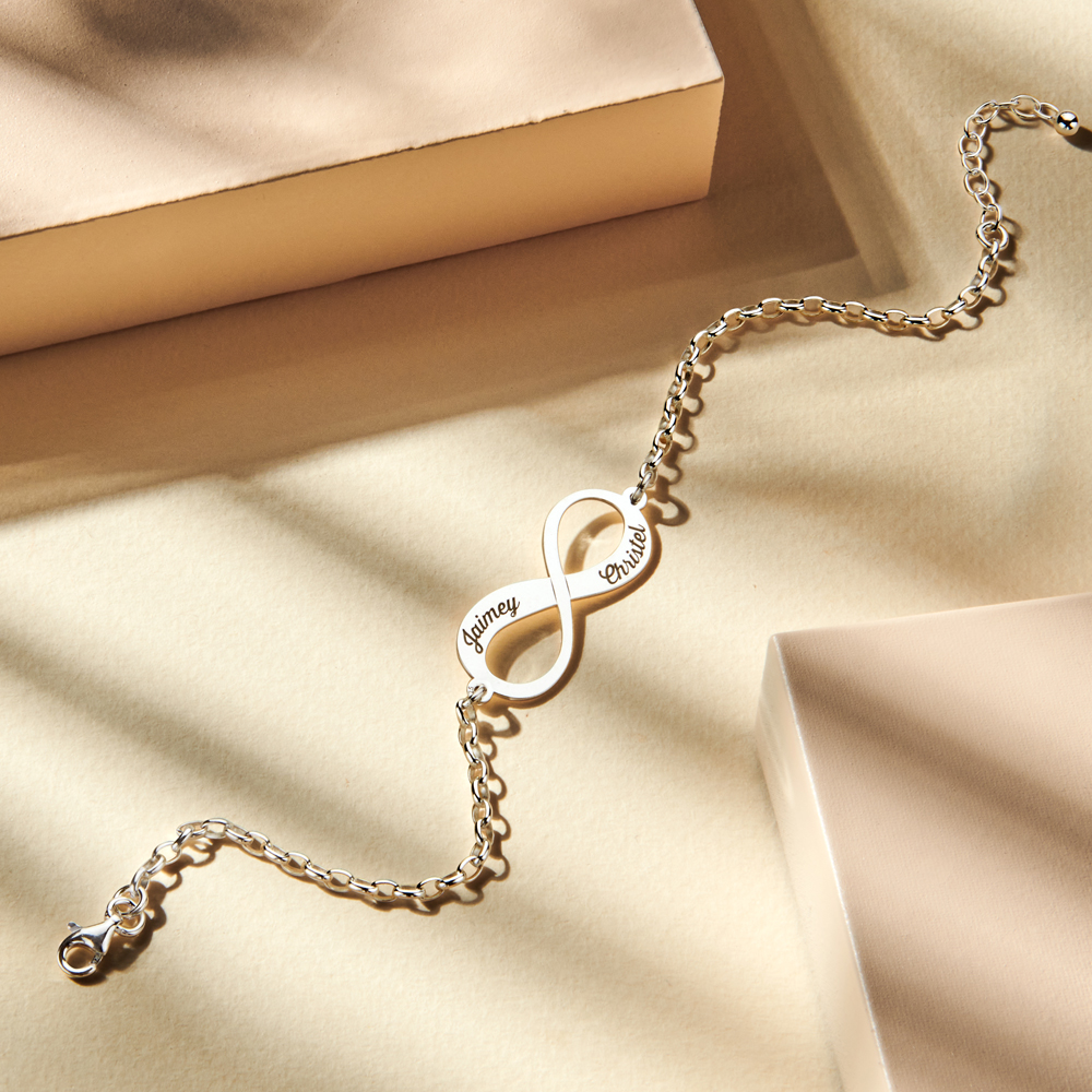 Pulsera infinito de plata con dos nombres
