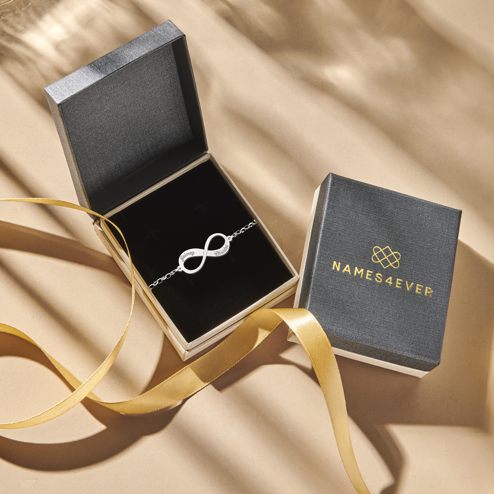Pulsera infinito de plata con dos nombres