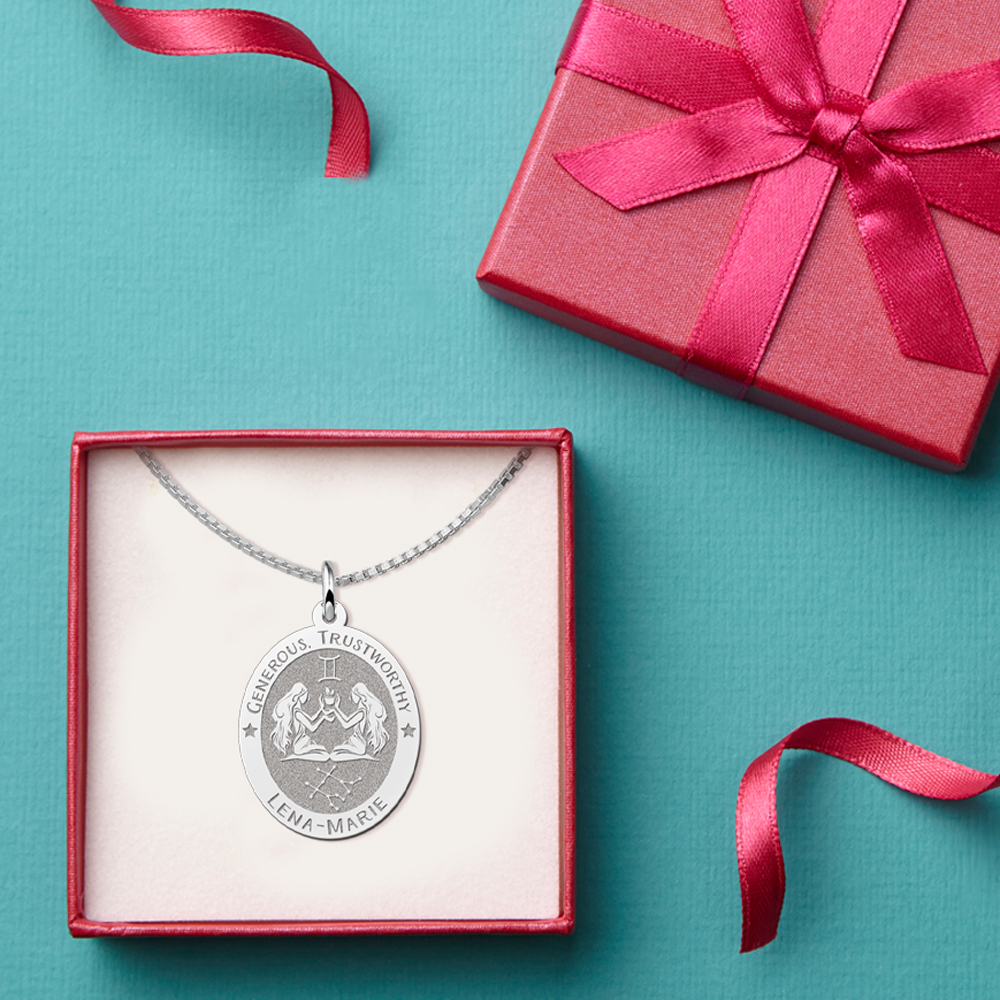 Colgante Ovalado de Plata Signo del Zodiaco Virgo con Grabado de Nombre